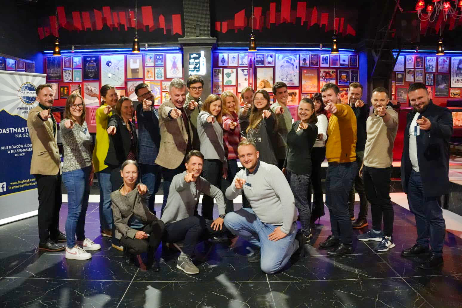 Zdjęcie grupowe członków i gości klubu Toastmasters na Szczycie