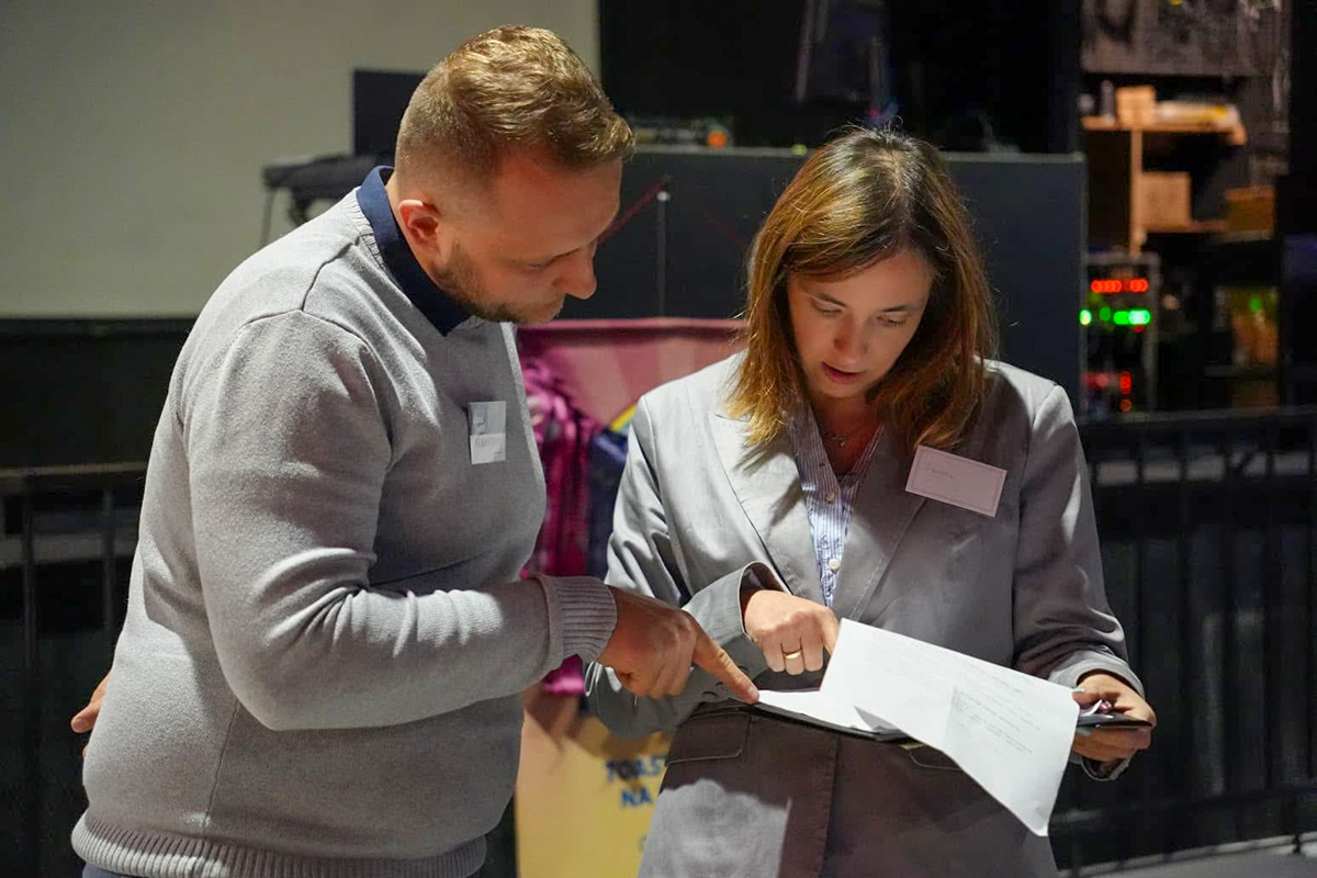 Dwie osoby omawiają notatki z ewaluacji